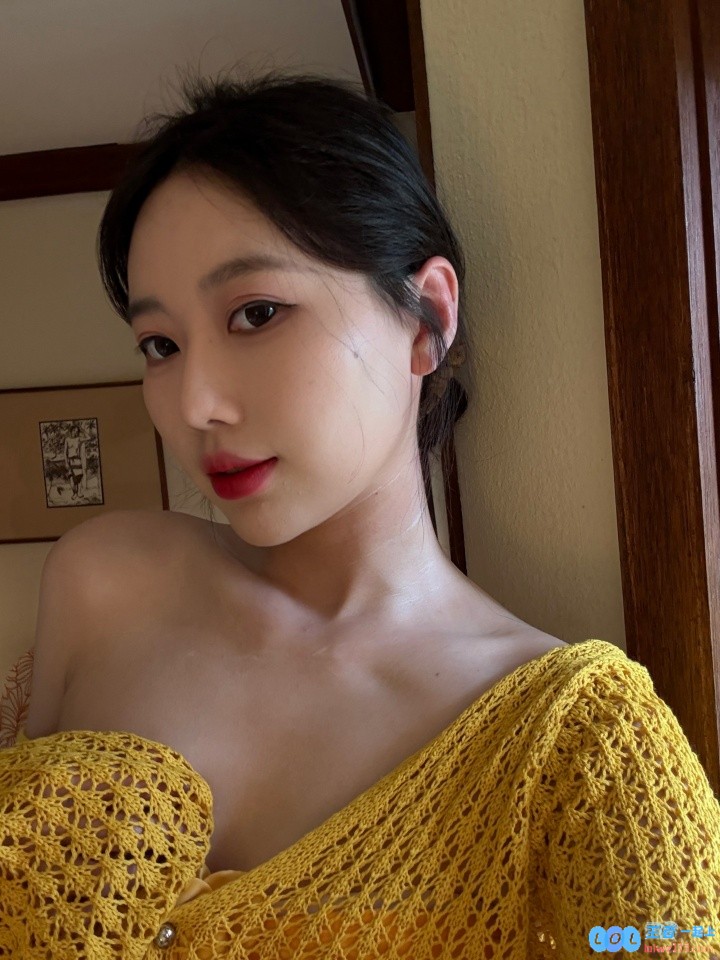 好白?解说陈鱼晒海边照片：被阳光选中的人，让人羡慕不已，宛如大海中的精灵！