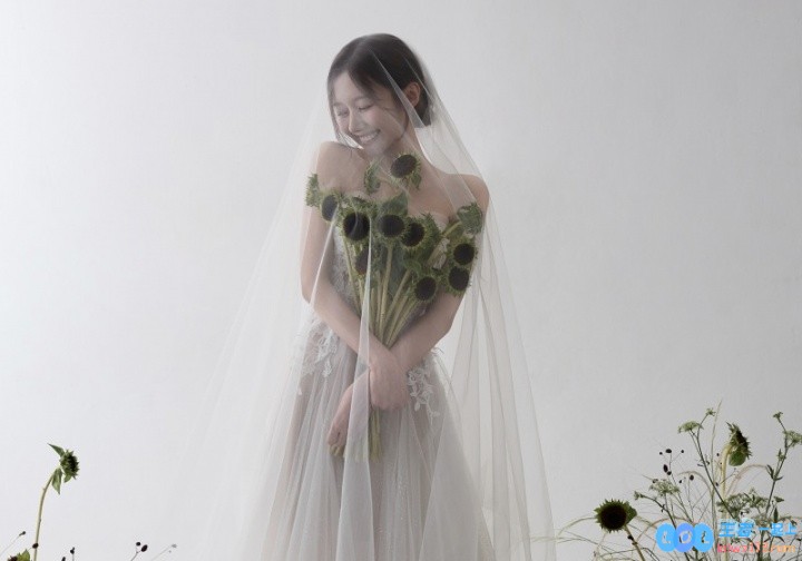 我也是你粉丝?LCK美女主持尹秀彬下个月7号结婚对象为大三岁的粉丝,令人欣喜若狂的消息传来