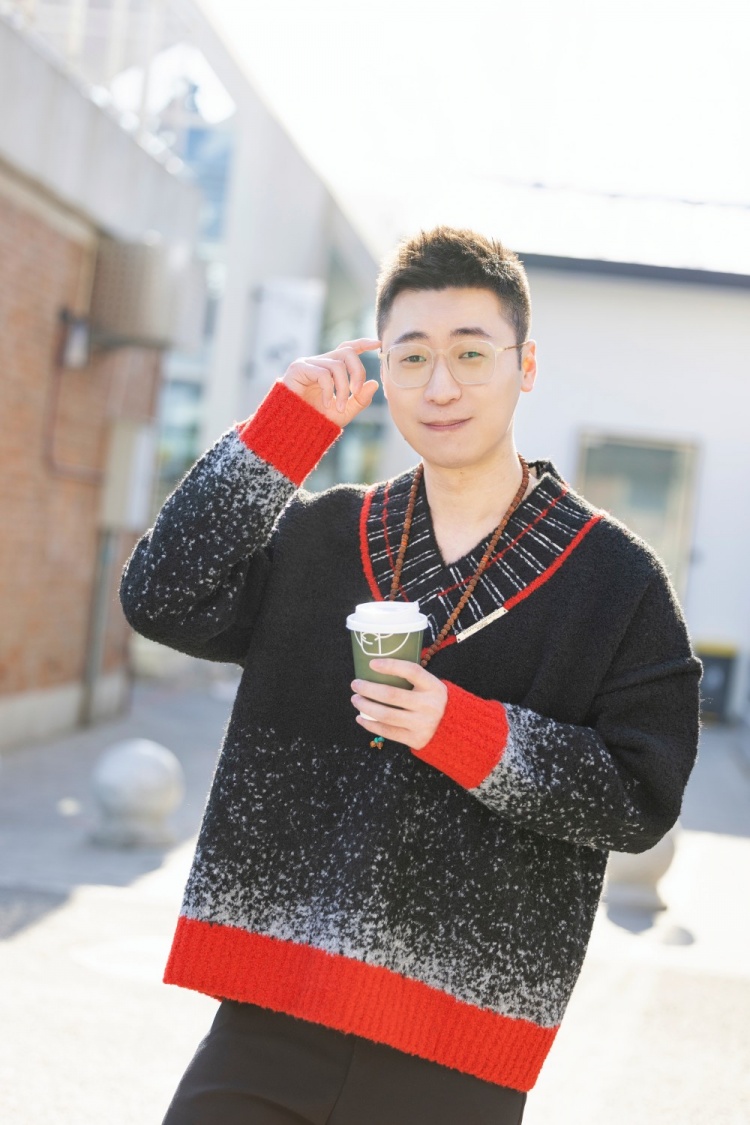 LPL解说王多多分享照片：新年第一照，北京。雪景太好看啦！