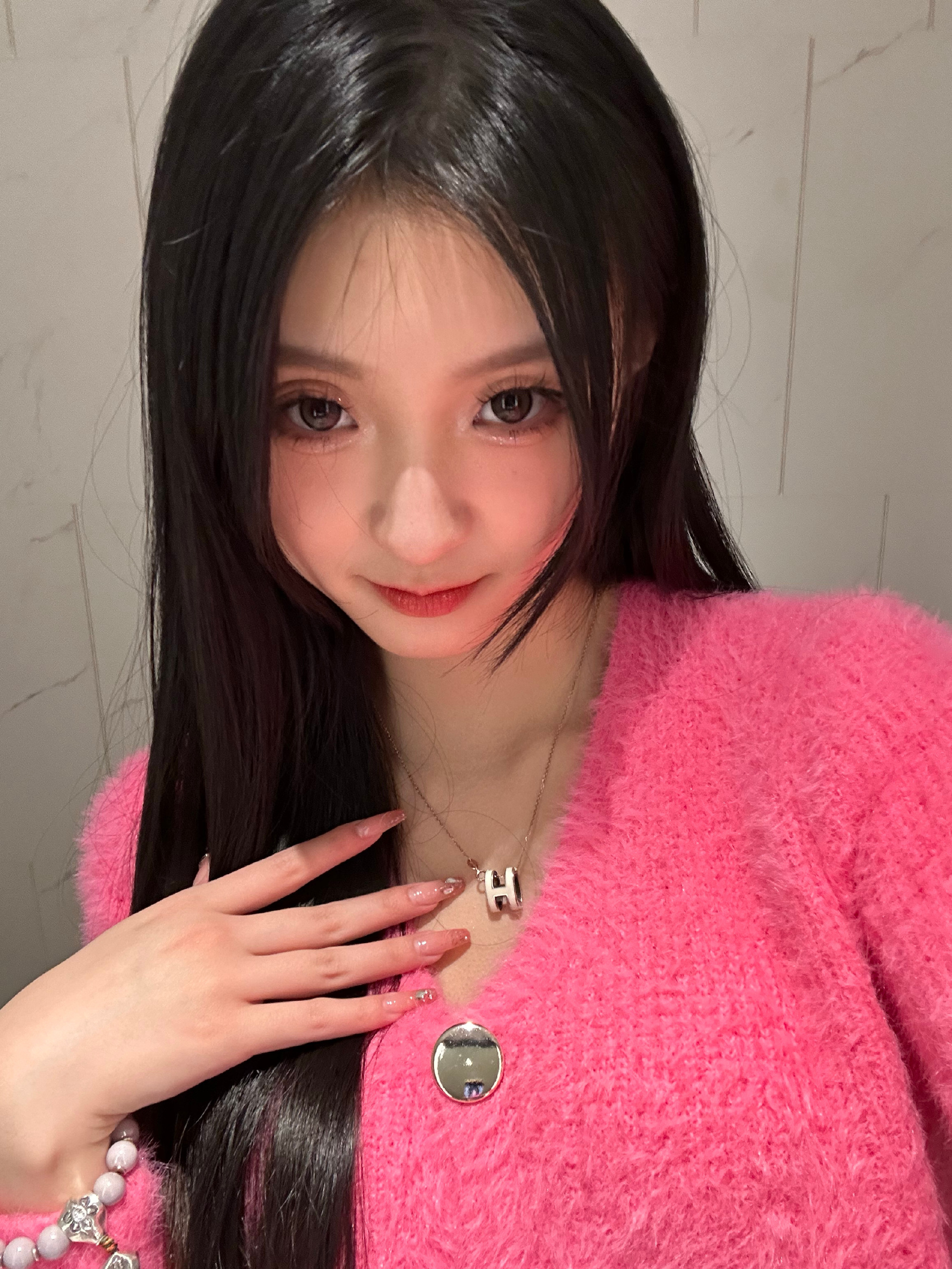 KGL解说洛洛晒照：粉粉的一天~喜欢这套穿搭么          </div>
        </div>
        <div class=