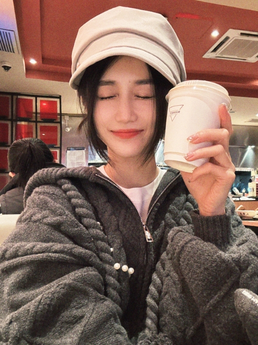 主持小悠晒照：居然是2024年的第一条~~