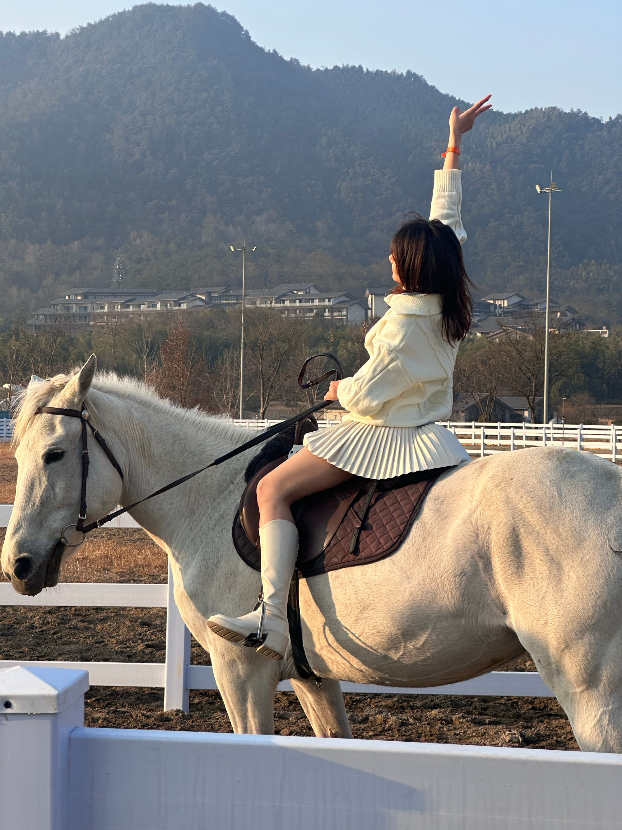 女主持人骆歆分享LPL年会花絮：今年又没中奖，还去骑了马🐎