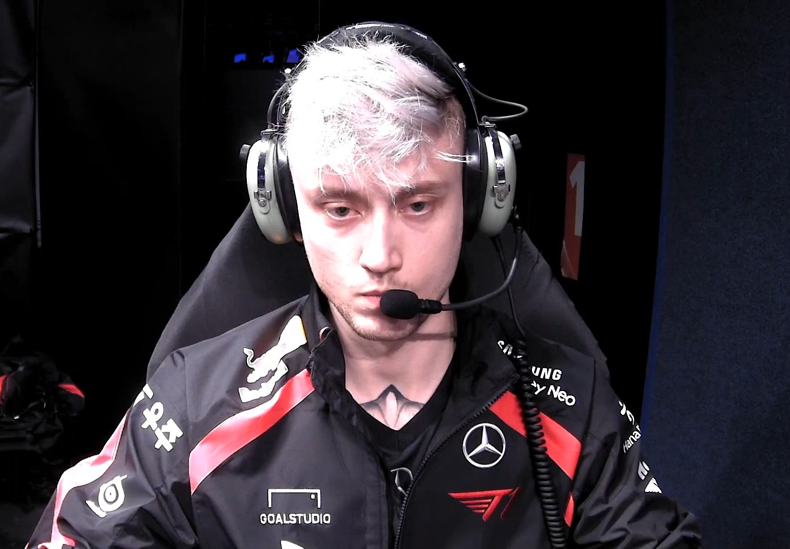 LoLesports官推分享图片：身着T1队服的Rekkles头戴耳机专注比赛