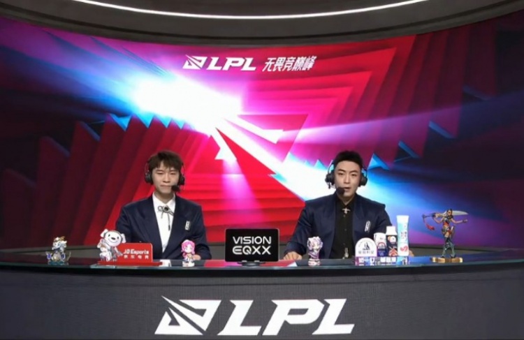 NIP vs iG解说/主持人：MacT搭档硕硕，张小薇担任演播室主持