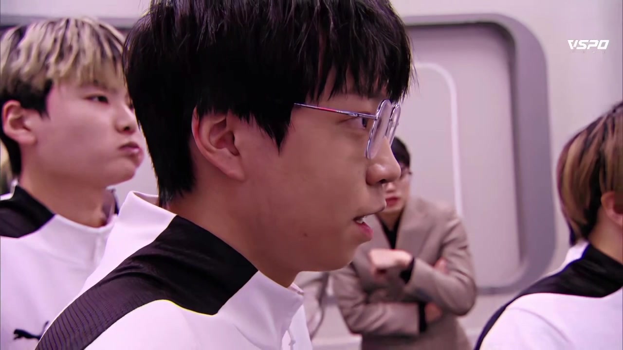 学习LOL第一人经验？BOA队员赛间休息时间狂炫香蕉