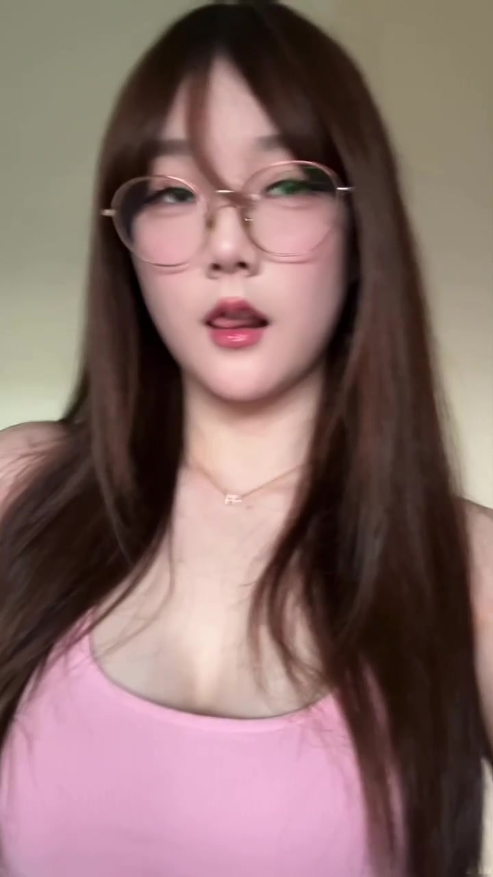 我心动了😍美女解说Kitty分享自拍视频：今天是甜妹~