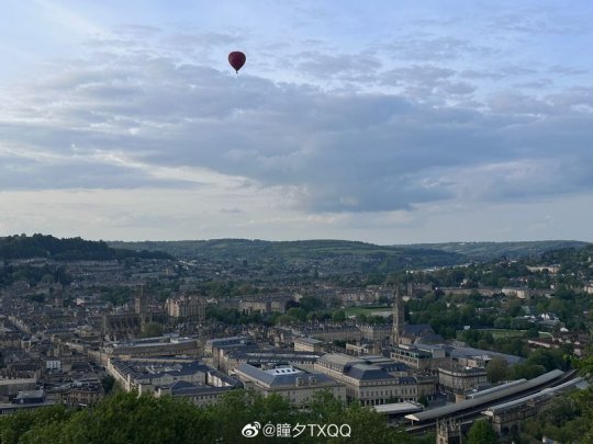 LPL解说瞳夕分享英国出游照 美美的罗马小镇_赛事直通车