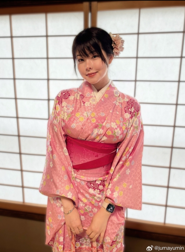 好茶！Mayumi晒照：身着日本粉色和服 头戴小花又是妩媚几分