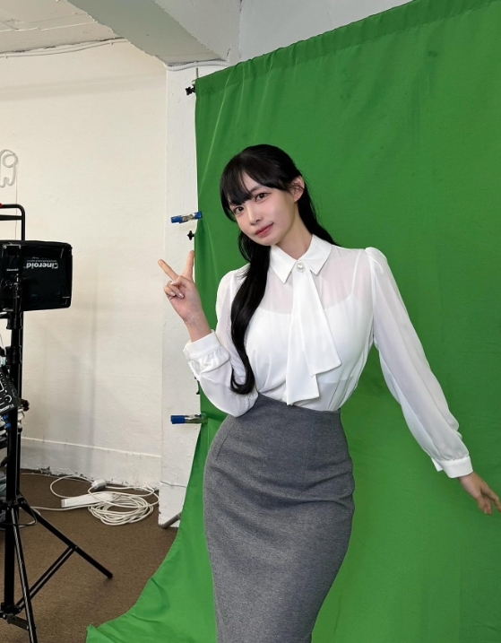 PUBG美女主持郭敏善近照：白色衬衫+包臀裙 展现姣好身材~