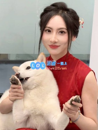 真是条舔狗！解说鼓鼓怀抱爱犬：真是令人羡慕嫉妒恨呀~