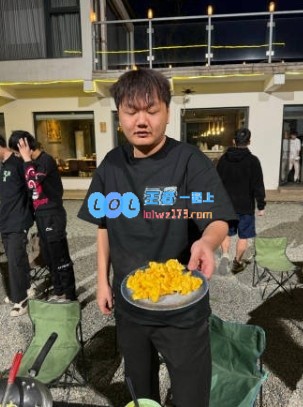 JDG官博更新团建返图：掉落一些做饭吃饭的图