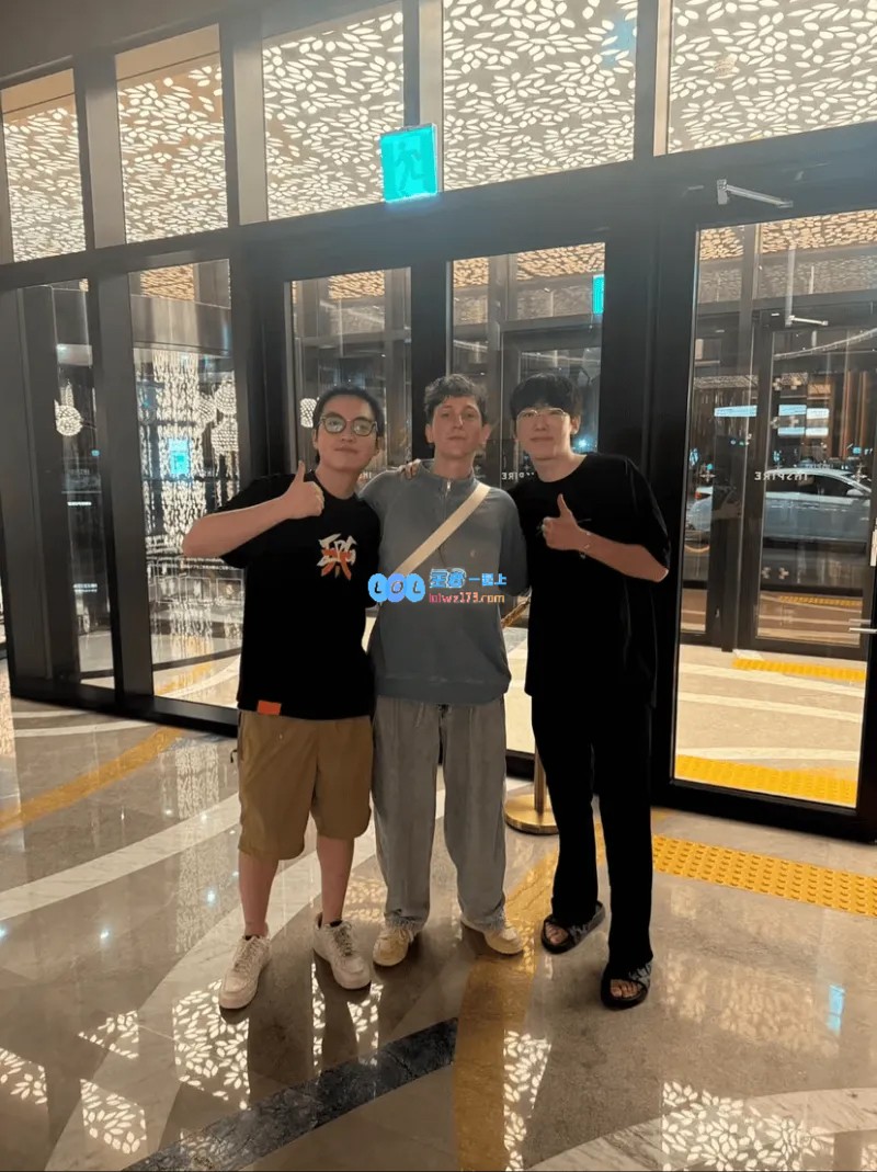 【赛场之外】Boaster分享和ZmjjKK、Smoggy以及nobody合影