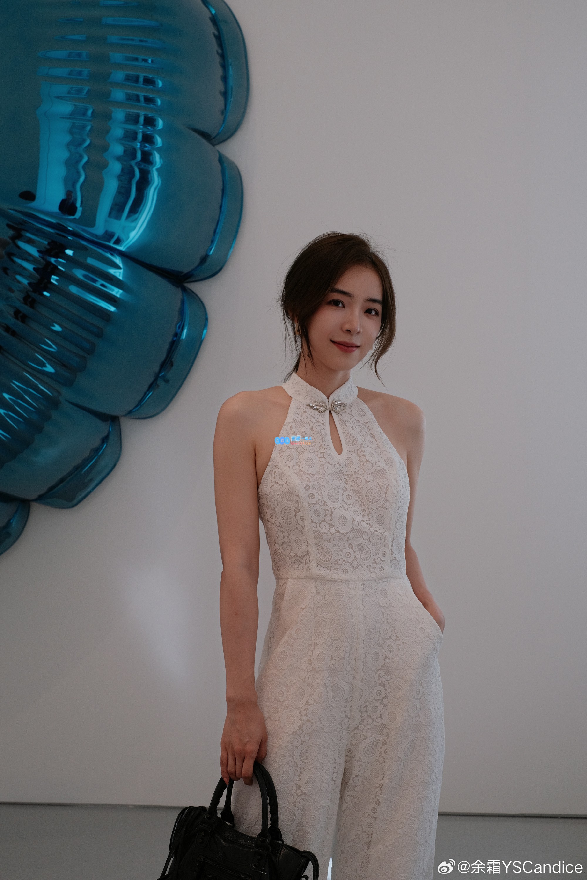 余霜分享观看艺术展美照：纯白网纱旗袍，还和跳高运动员合照~