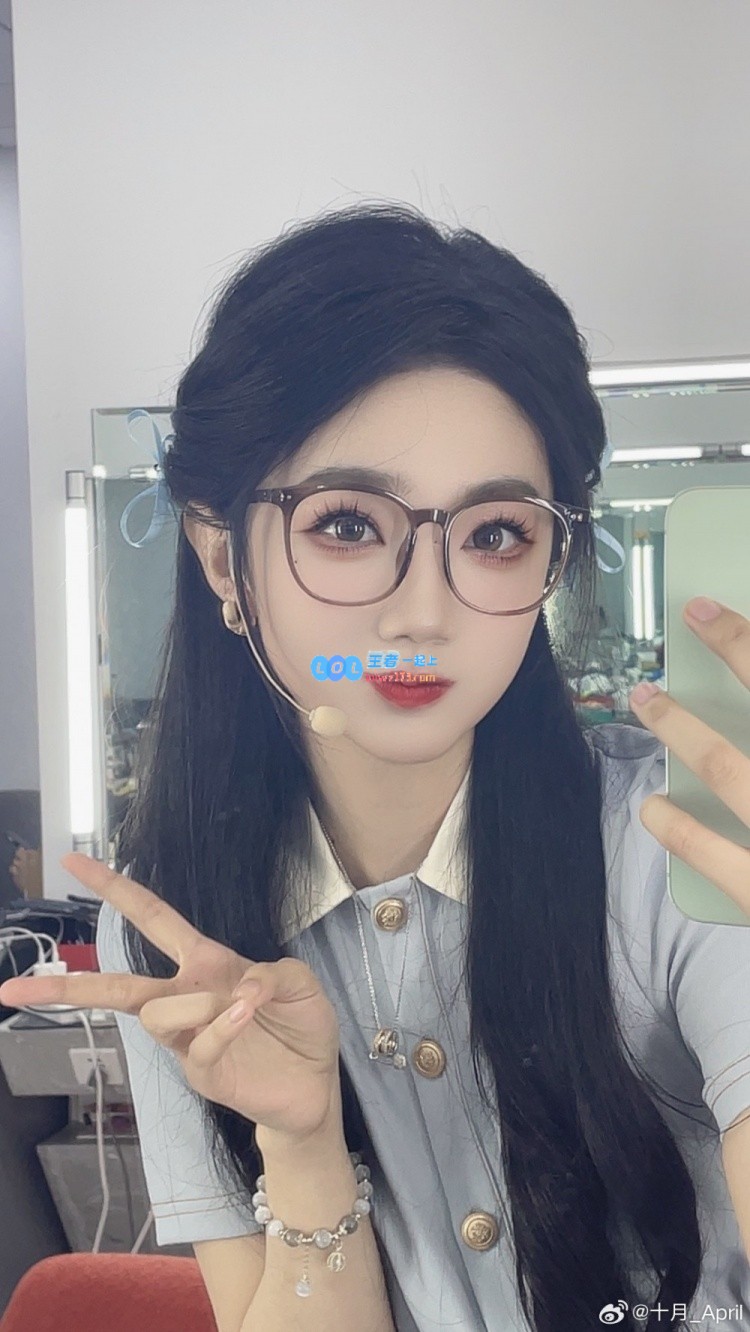 月神！LPL女主持十月晒照：瑞士轮后半段排班来惹?✌?