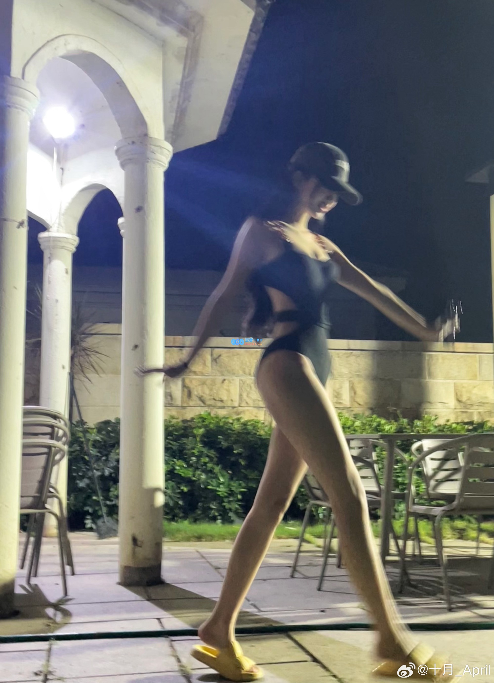 WOW?LPL互动女主持人十月分享超绝泳装美照：泳池派对！