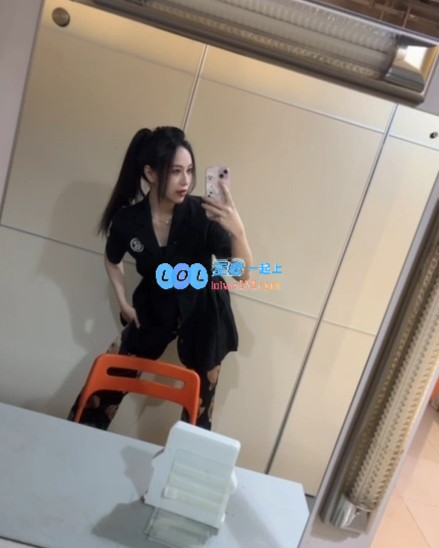 化妆师惊叹：哇哦，suki的皮肤真是水嫩紧致啊，让人羡慕不已！