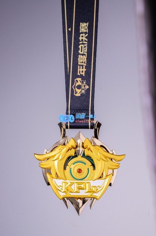 KPL年度总冠军奖牌设计灵感源自圣龙杯，双龙盘旋交错于两侧美轮美奂