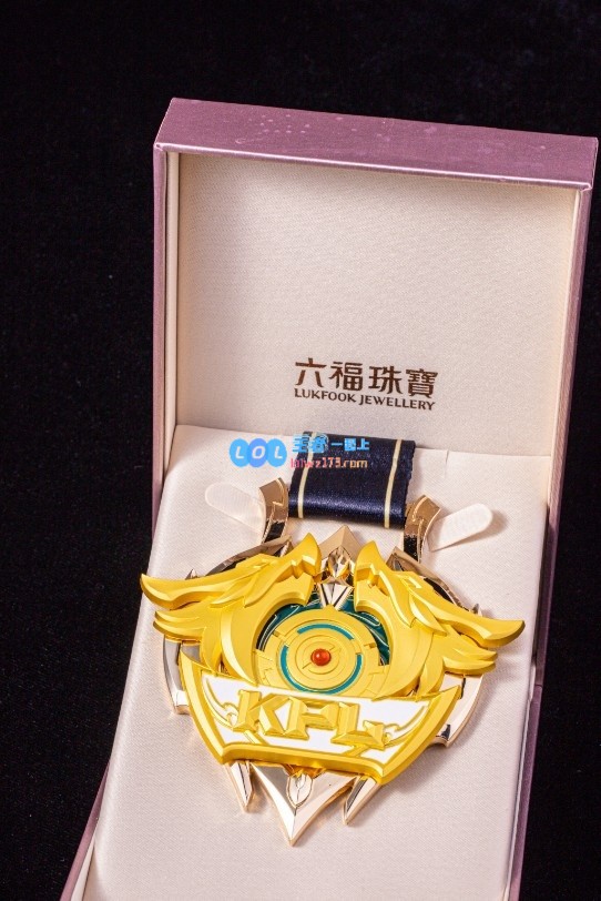 KPL年度总冠军奖牌设计灵感源自圣龙杯，双龙盘旋交错于两侧美轮美奂