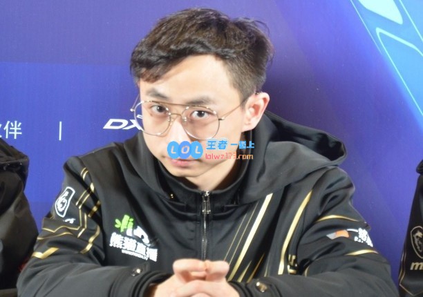 水晶哥询问AIK犬身份：参与传奇杯的AD选手，状态起伏不定，频频出现失误