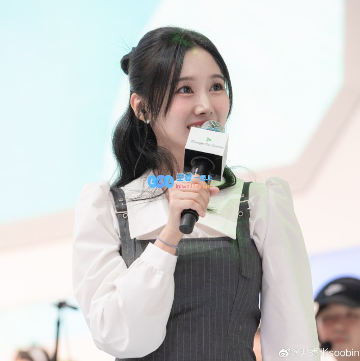 LCK魅力女主持尹秀彬分享美照：祝大家新的一周充满活力与动力！?