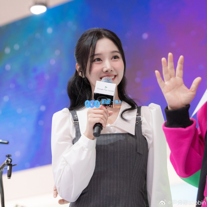 LCK魅力女主持尹秀彬分享美照：祝大家新的一周充满活力与动力！?