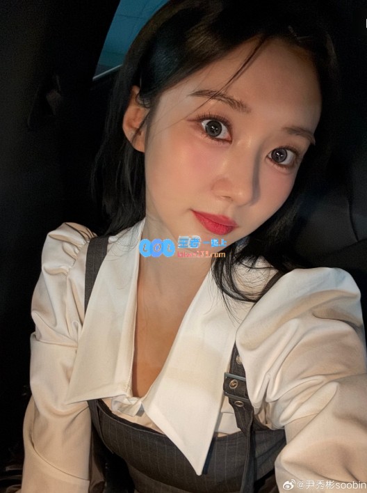 LCK魅力女主持尹秀彬分享美照：祝大家新的一周充满活力与动力！?