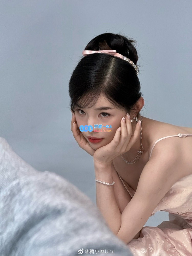 Doinb的妻子糖小幽展示优雅芭蕾写真，尽显美女风采~