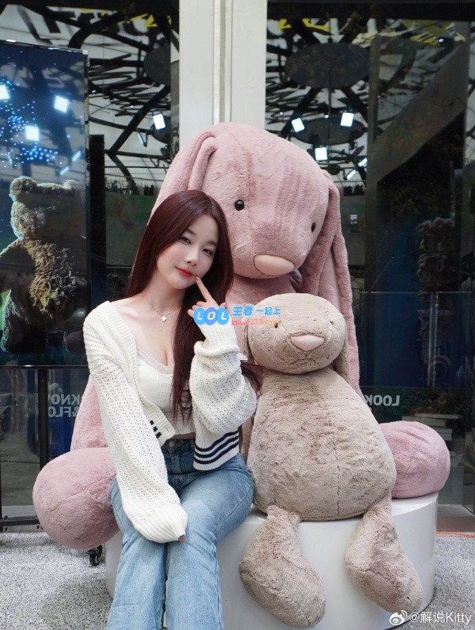 好深的“刀疤”！Kitty分享美照：快给我送只jellycat兔子吧！！?~