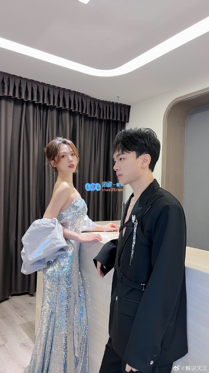 天云晒出与KPL选手亲密合影：大家好啊，朋友们都来看看吧~