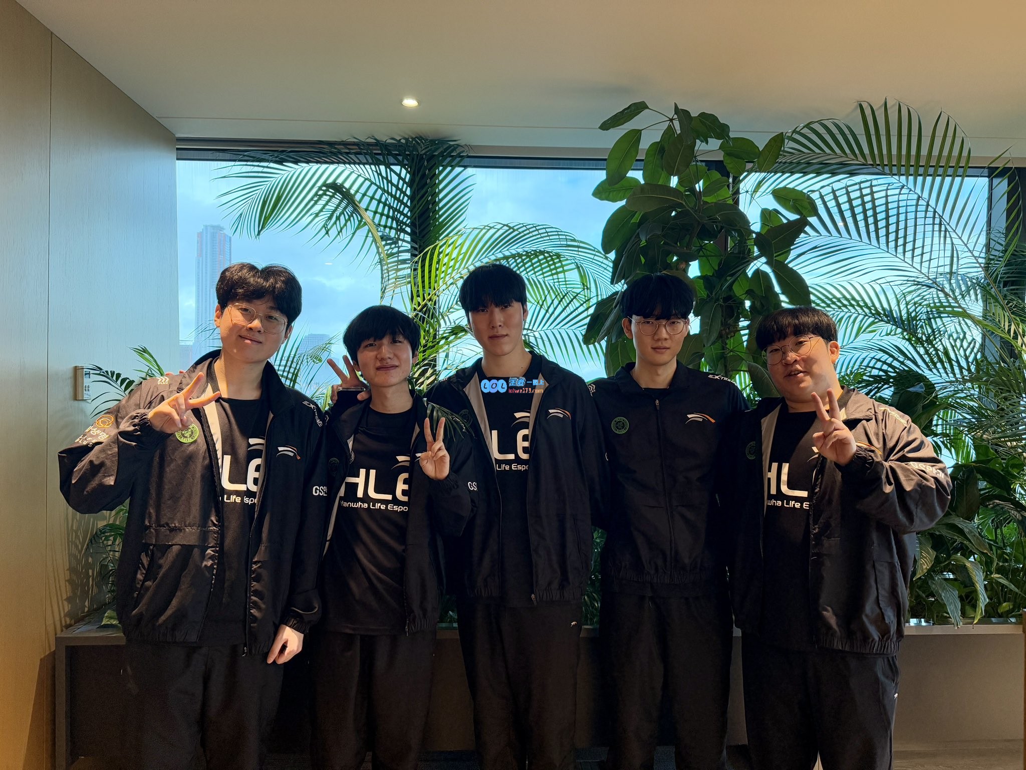 HLE发布Zeus加盟后的首个宣传视频：身穿10号队服在HLE大楼顶层展现风采