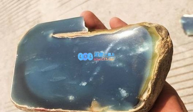 女子花费368888赌石切割后不满要求退款，法院最终驳回其请求
