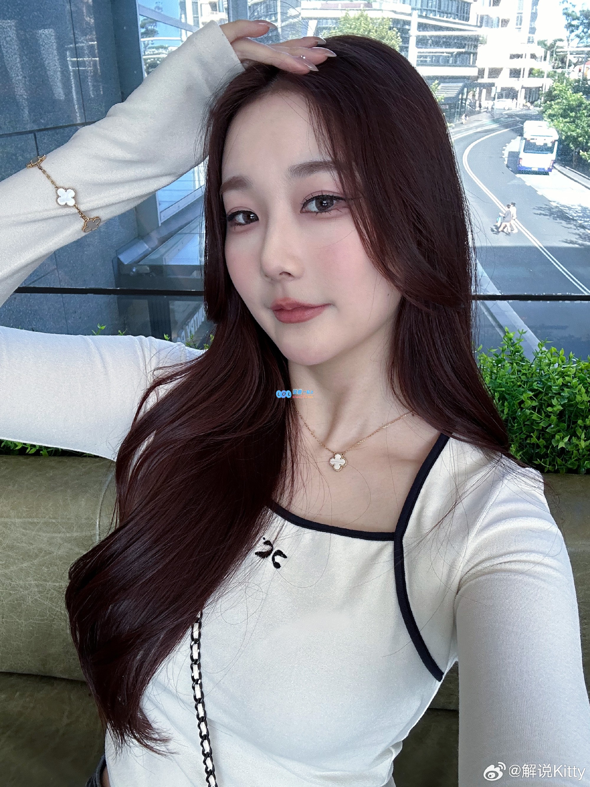 前英文流解说Kitty分享动人照片：无论你在哪里，我都在这里😍😍😍