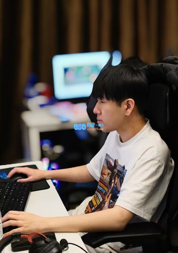 IG战队官方分享选手们训练时的照片：斗志昂扬，期待比赛加油！