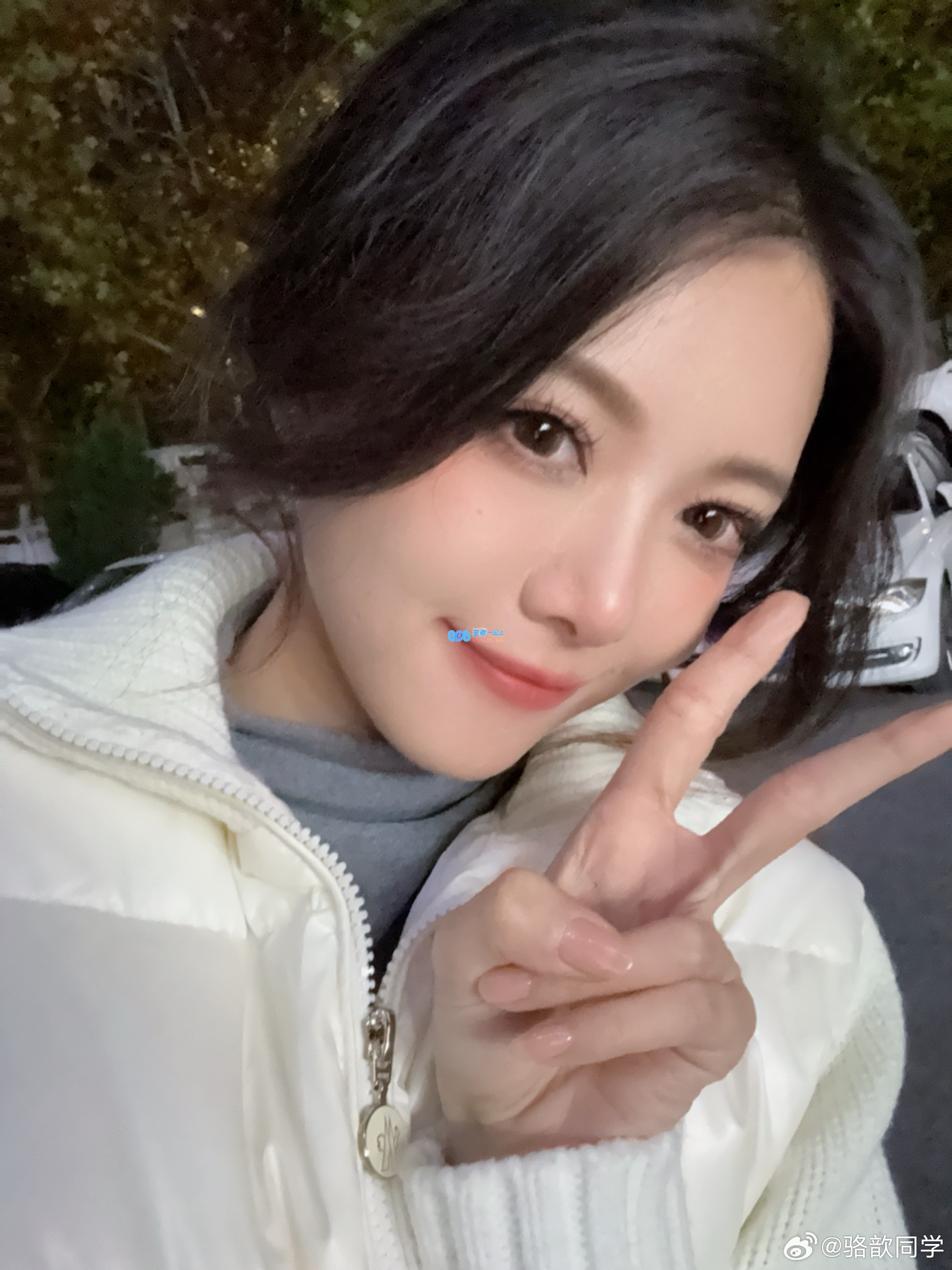 心动瞬间！LPL女主持骆歆分享早八集合照片，引发网友热议