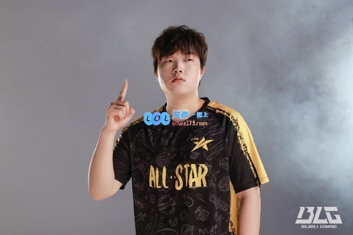 BLG全明星拍摄正式回归：准备迎接全明星盛典吗？瞧瞧Bin哥身着队服的帅气造型吧