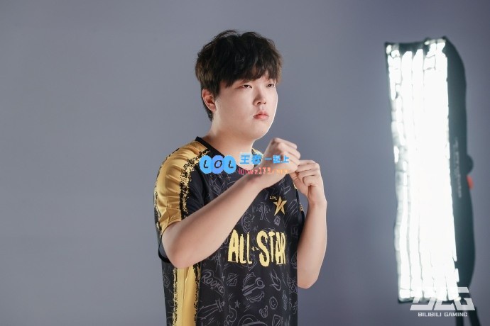 BLG全明星拍摄正式回归：准备迎接全明星盛典吗？瞧瞧Bin哥身着队服的帅气造型吧