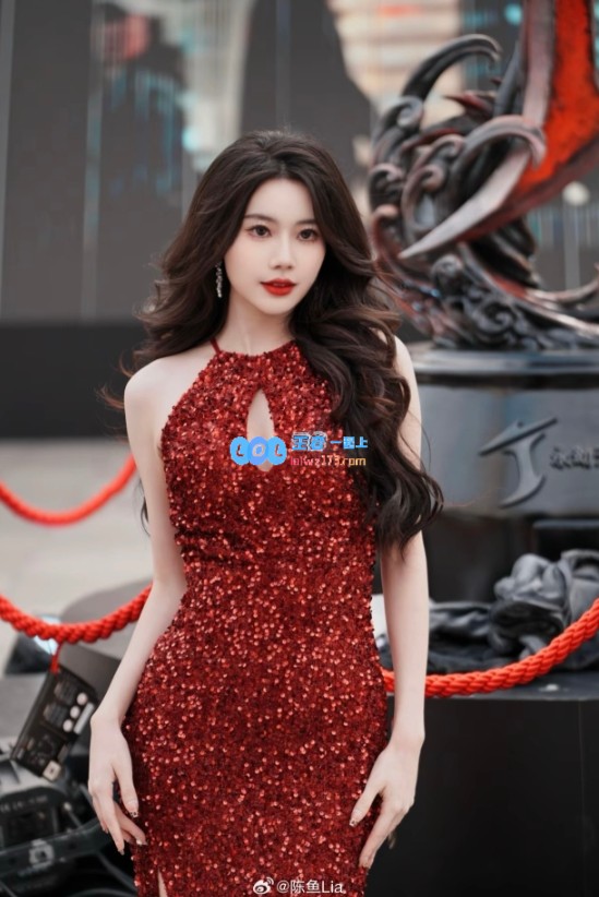 永劫无间魅力主持人陈鱼穿红色礼服，意外展现迷人大长腿照片令粉丝惊艳
