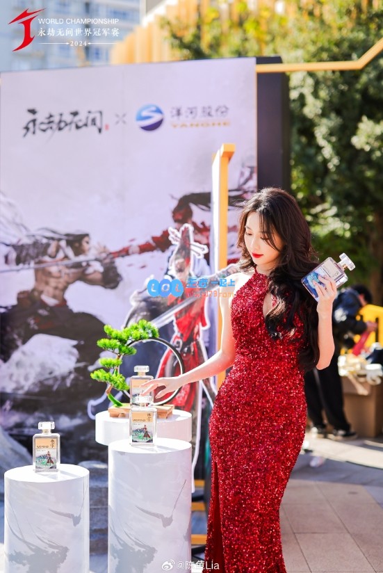 永劫无间魅力主持人陈鱼穿红色礼服，意外展现迷人大长腿照片令粉丝惊艳