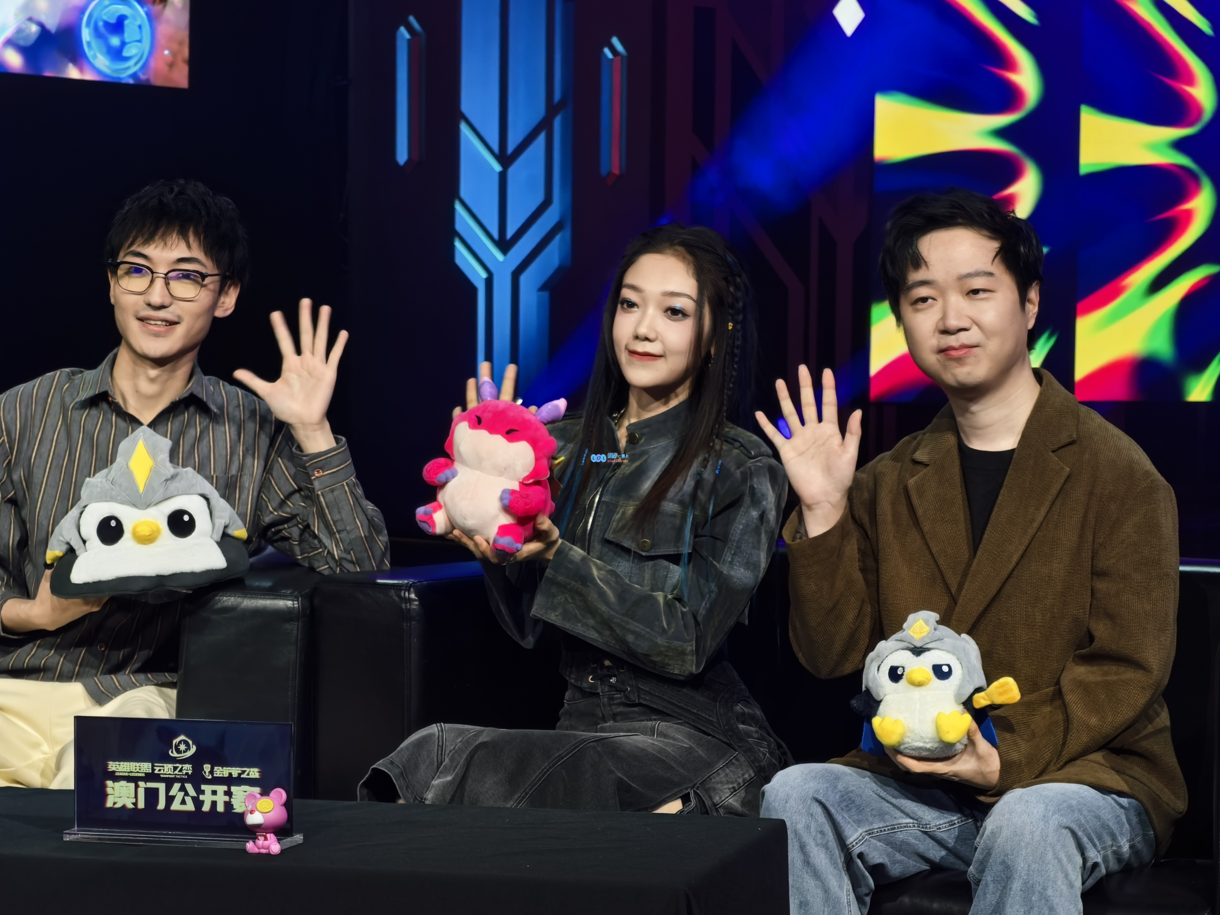 美丽动人！女歌手希林娜依高出席云顶之弈澳门公开赛表演引关注