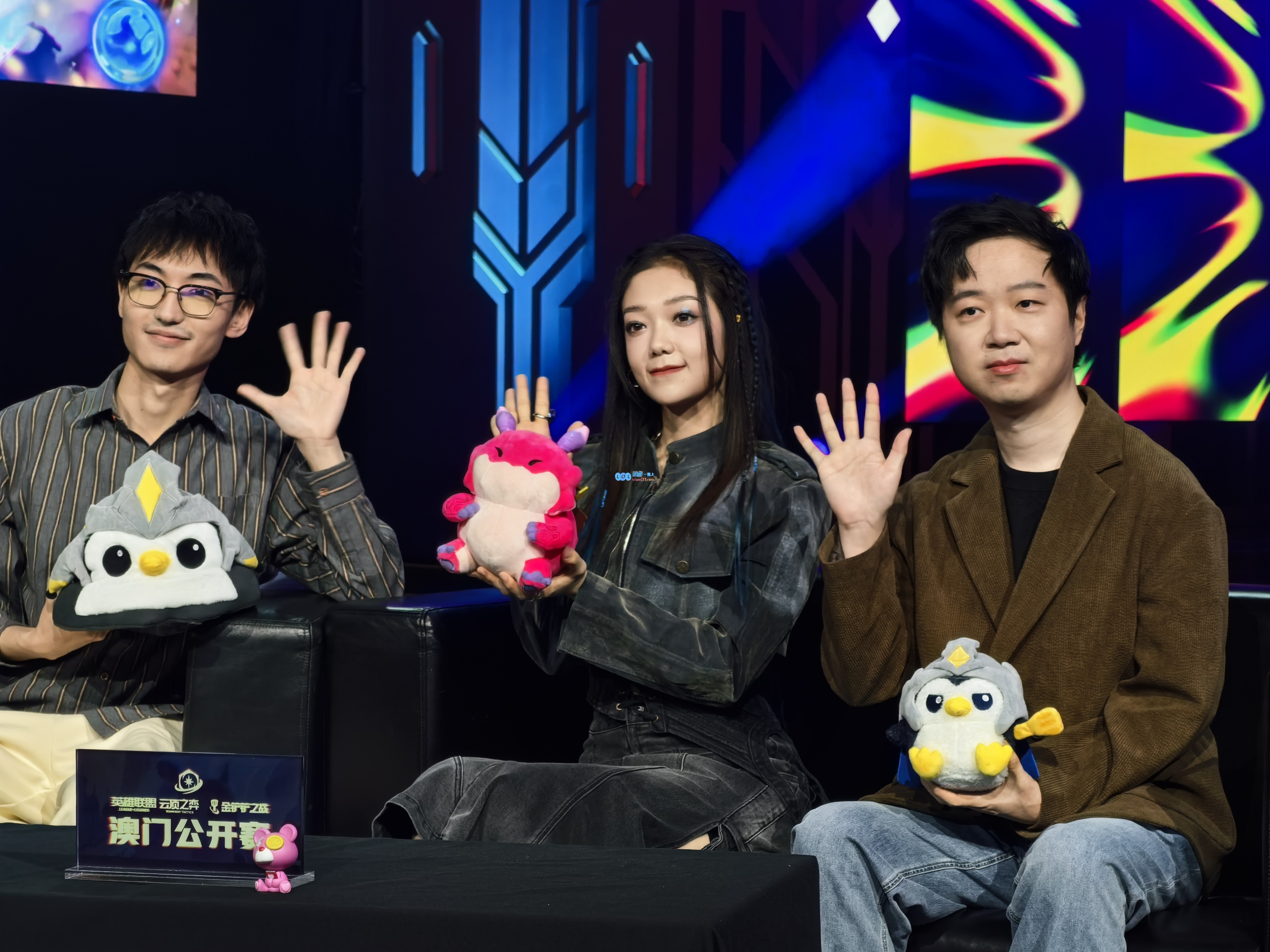 美丽动人！女歌手希林娜依高出席云顶之弈澳门公开赛表演引关注