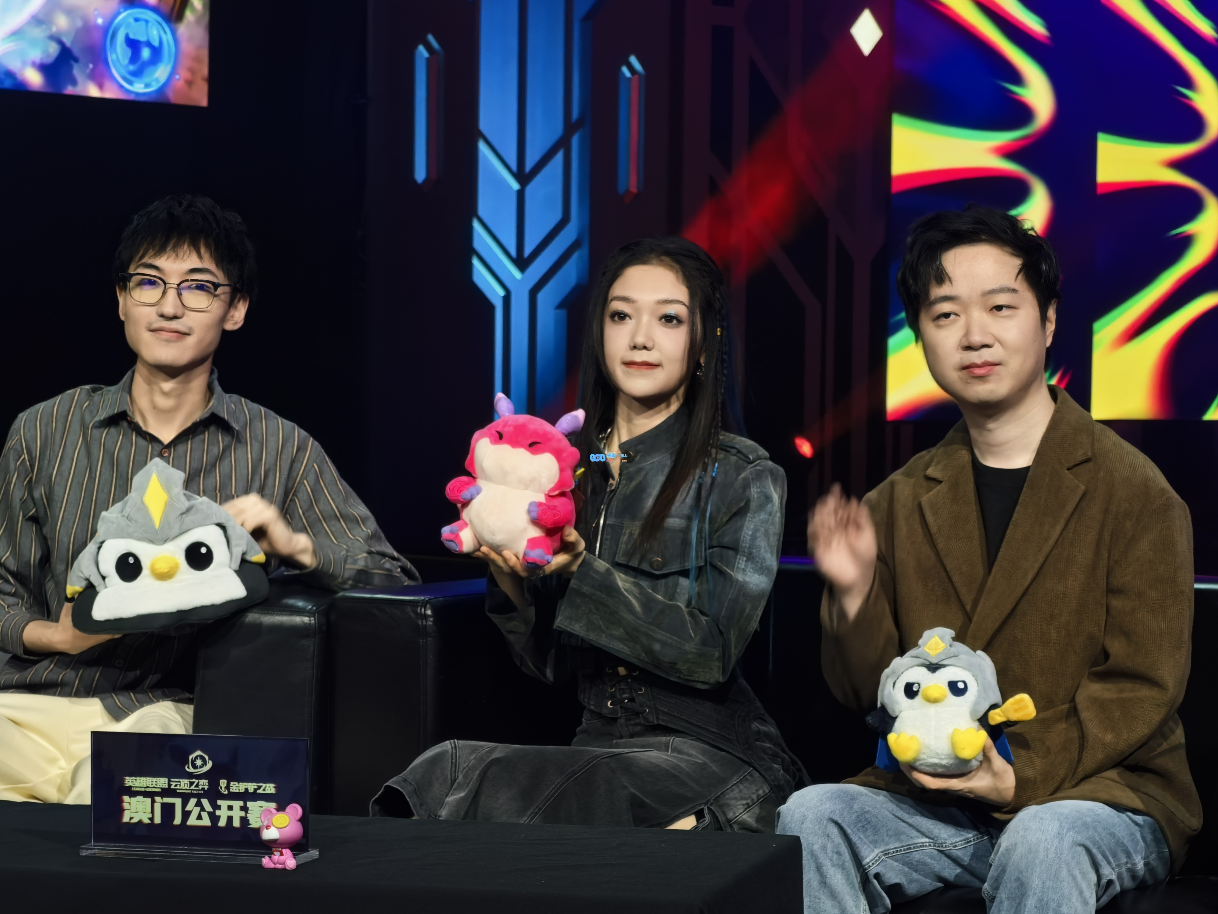 美丽动人！女歌手希林娜依高出席云顶之弈澳门公开赛表演引关注