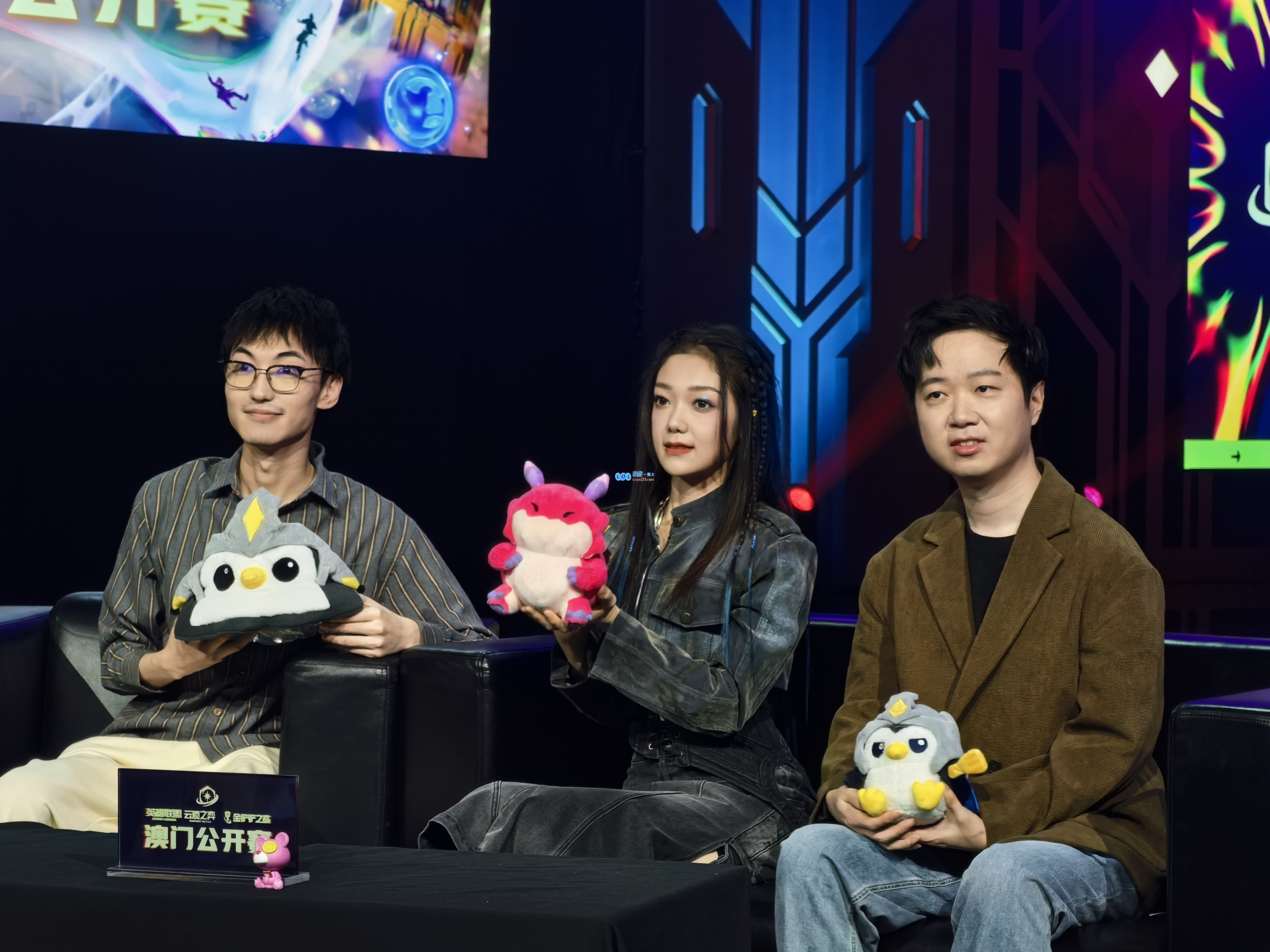 美丽动人！女歌手希林娜依高出席云顶之弈澳门公开赛表演引关注