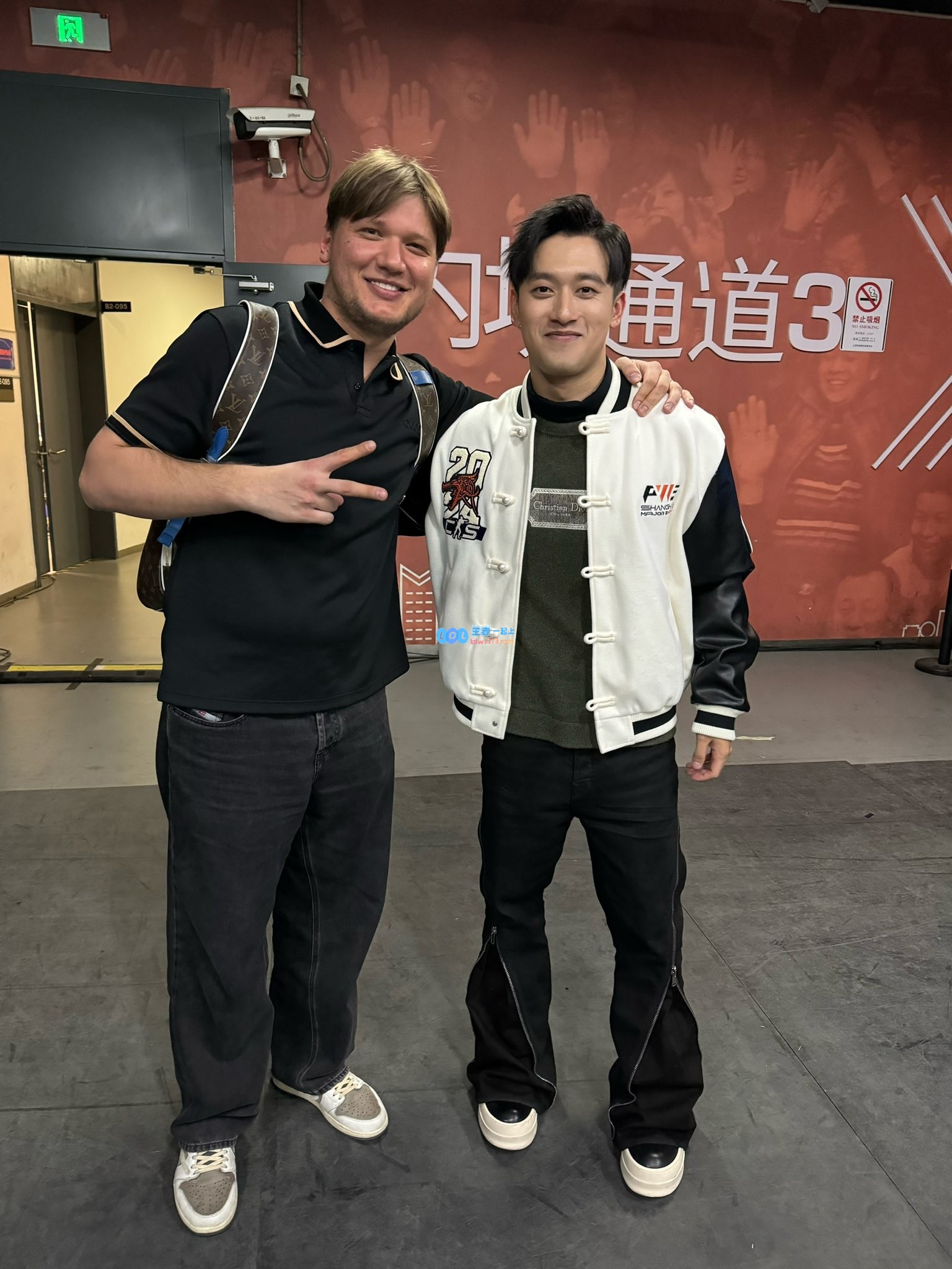 CS名将S1mple与中国F1车手周冠宇同框合影：祝福兄弟未来比赛一切顺利