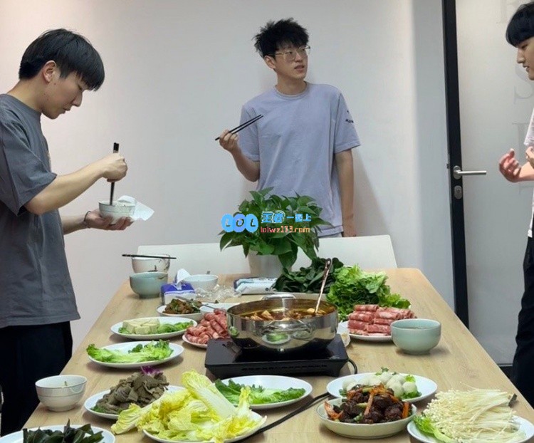 JDG发布Scout新发型照片：正享受火锅美食的愉快时刻🍲
