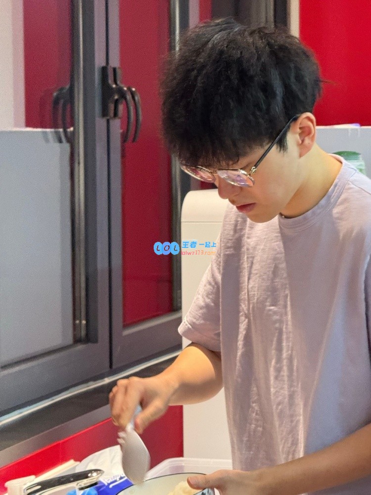JDG发布Scout新发型照片：正享受火锅美食的愉快时刻🍲