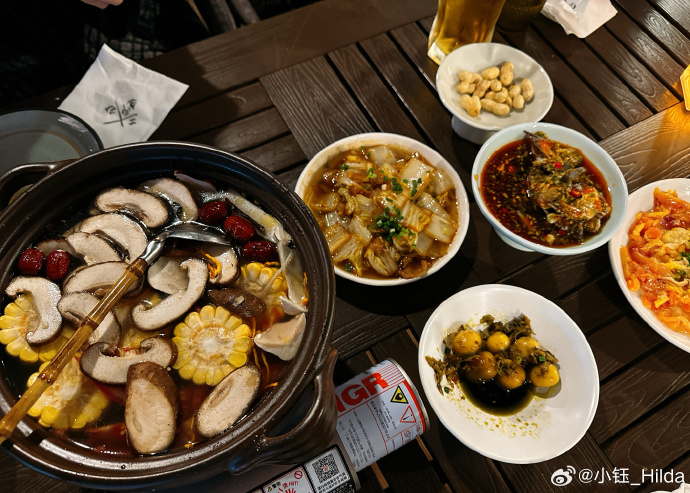 LPL主持人小钰晒照：秋日小酌，打边炉好巴适