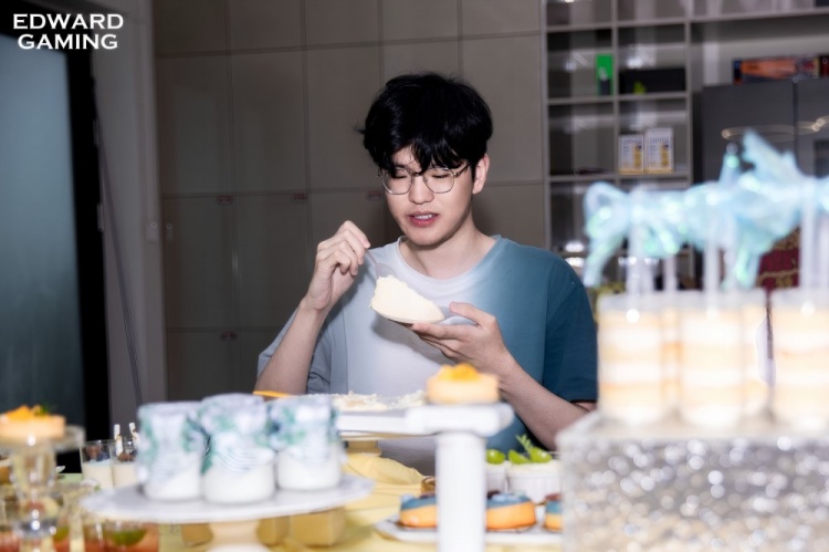 EDG官博发布Jiejie选手庆生返图：生日快乐，新的一年平安顺遂