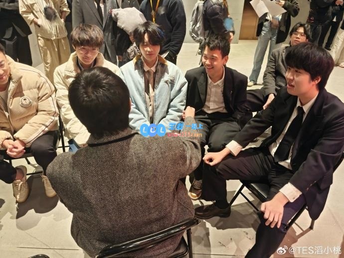 TES战队官方账号最新动态：白总召开会议，喻总热情鼓掌表示支持