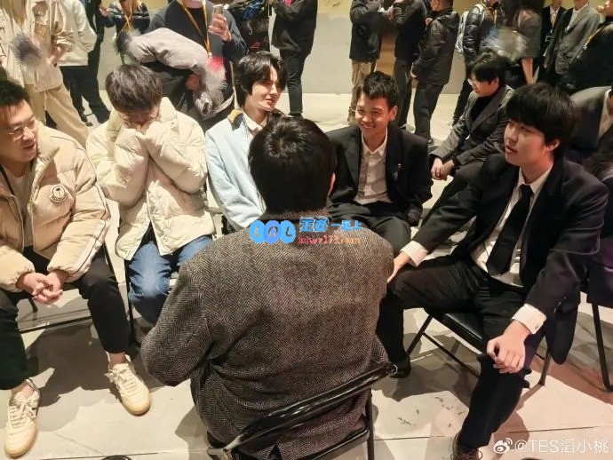 TES战队官方账号最新动态：白总召开会议，喻总热情鼓掌表示支持