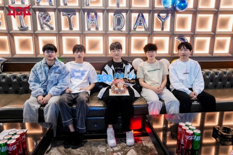JDG官方分享：兄弟们齐聚为小佩庆祝生日的温馨瞬间
